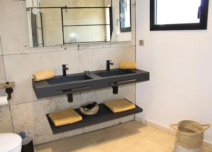 A Camerina 4*